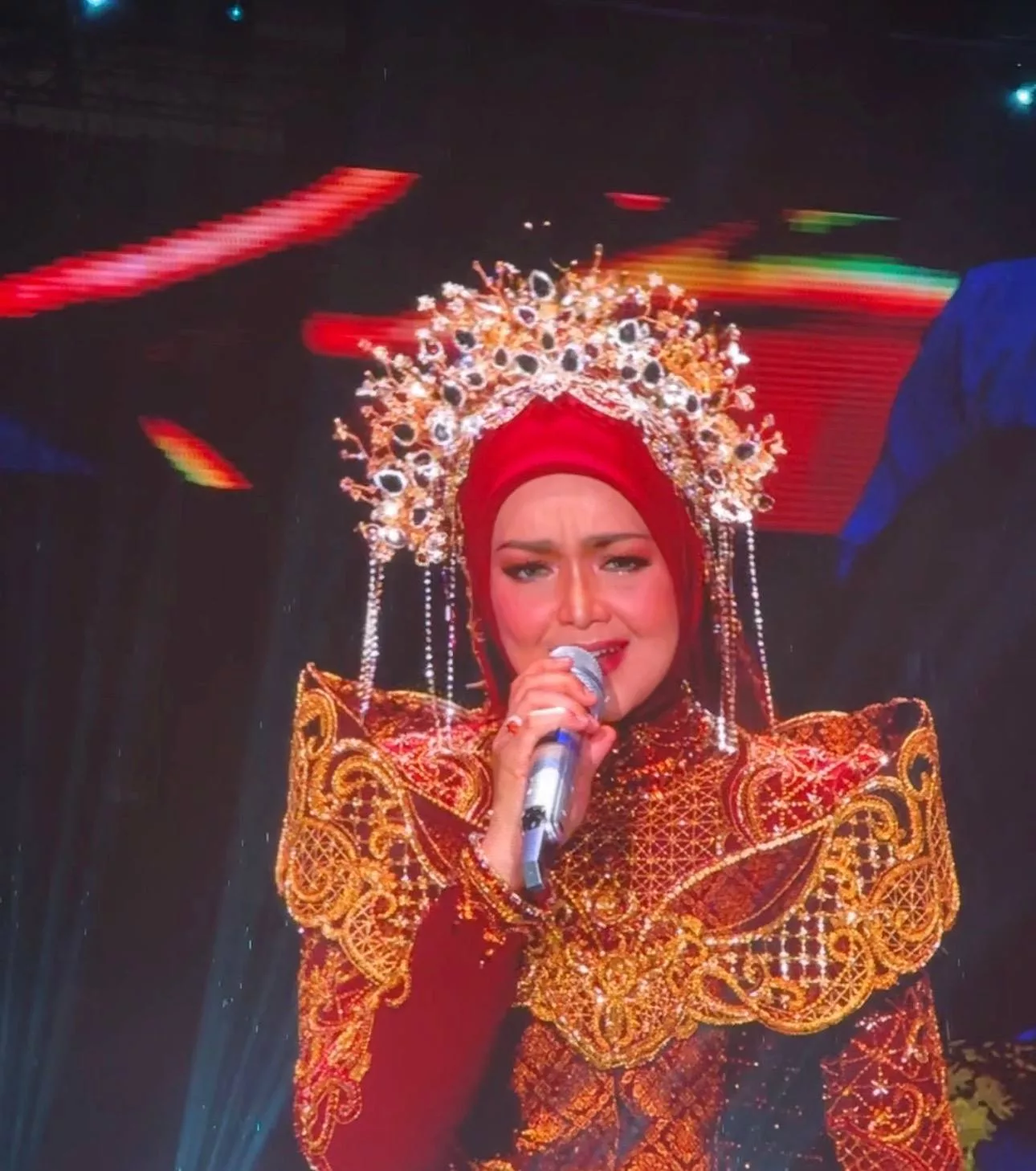 Siti Nurhaliza & Noraniza Idris Kembali Sepentas, Sempat Imbau Memori Atas Pentas Rebana Gergasi ‘SUKOM98’ - “Siti, Jangan Berhenti, Teruskan Legasi Irama Malaysia Kita.”