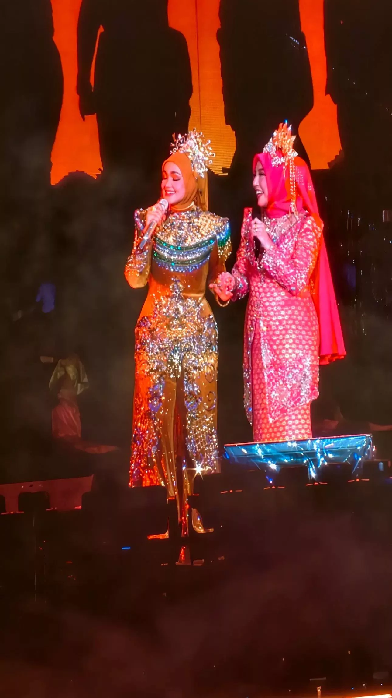 Siti Nurhaliza & Noraniza Idris Kembali Sepentas, Sempat Imbau Memori Atas Pentas Rebana Gergasi ‘SUKOM98’ - “Siti, Jangan Berhenti, Teruskan Legasi Irama Malaysia Kita.” 2 Siti Nurhaliza & Noraniza Idris Kembali Sepentas, Sempat Imbau Memori Atas Pentas Rebana Gergasi ‘SUKOM98’ - “Siti, Jangan Berhenti, Teruskan Legasi Irama Malaysia Kita.”