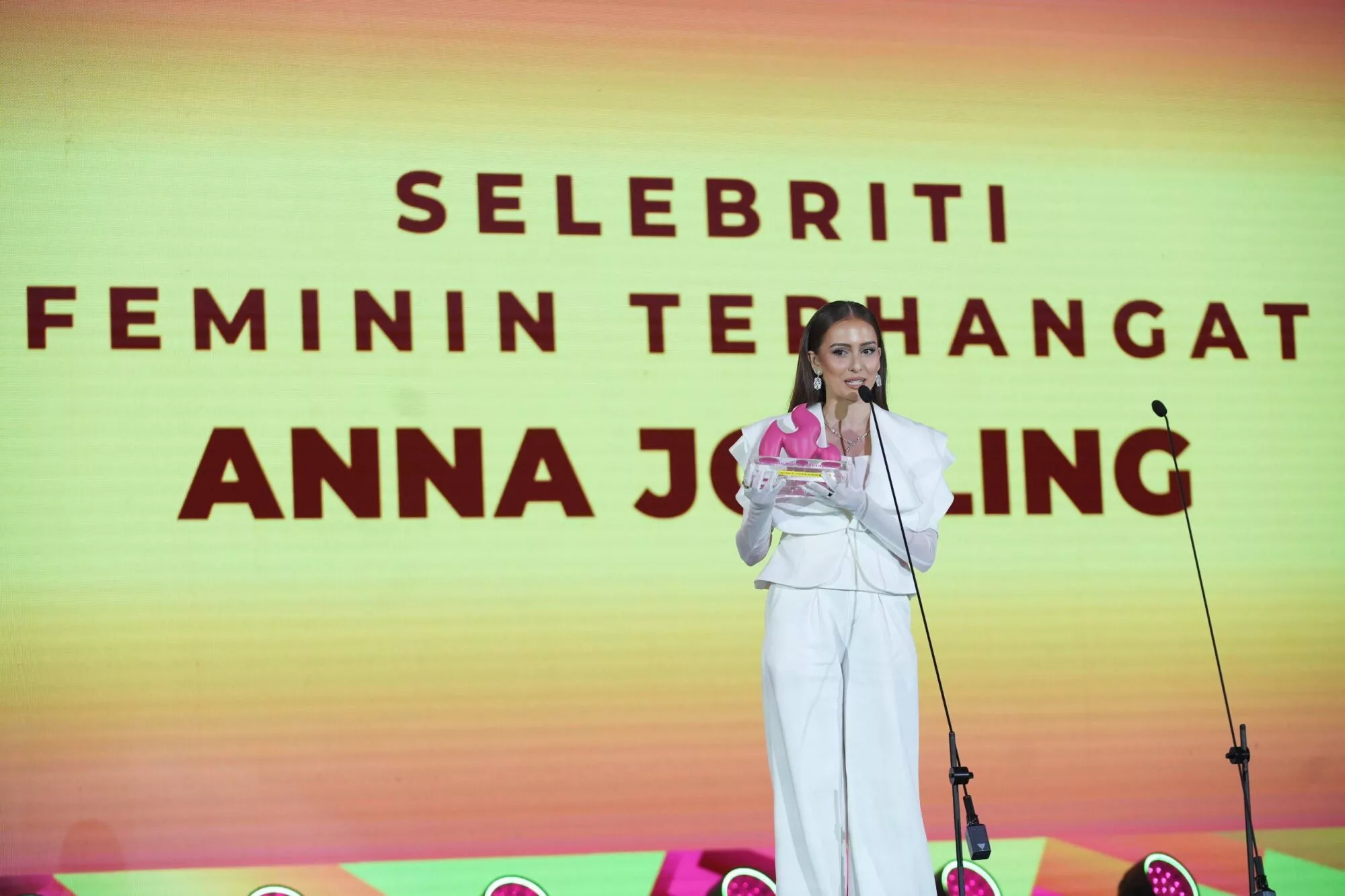 Malam Gemilang Anna Jobling! Bawa Pulang Trofi Utama AMT2026, Hael Husaini & Fattah Amin Turut Cipta Sensasi 2 Malam Gemilang Anna Jobling! Bawa Pulang Trofi Utama AMT2026, Hael Husaini & Fattah Amin Turut Cipta Sensasi