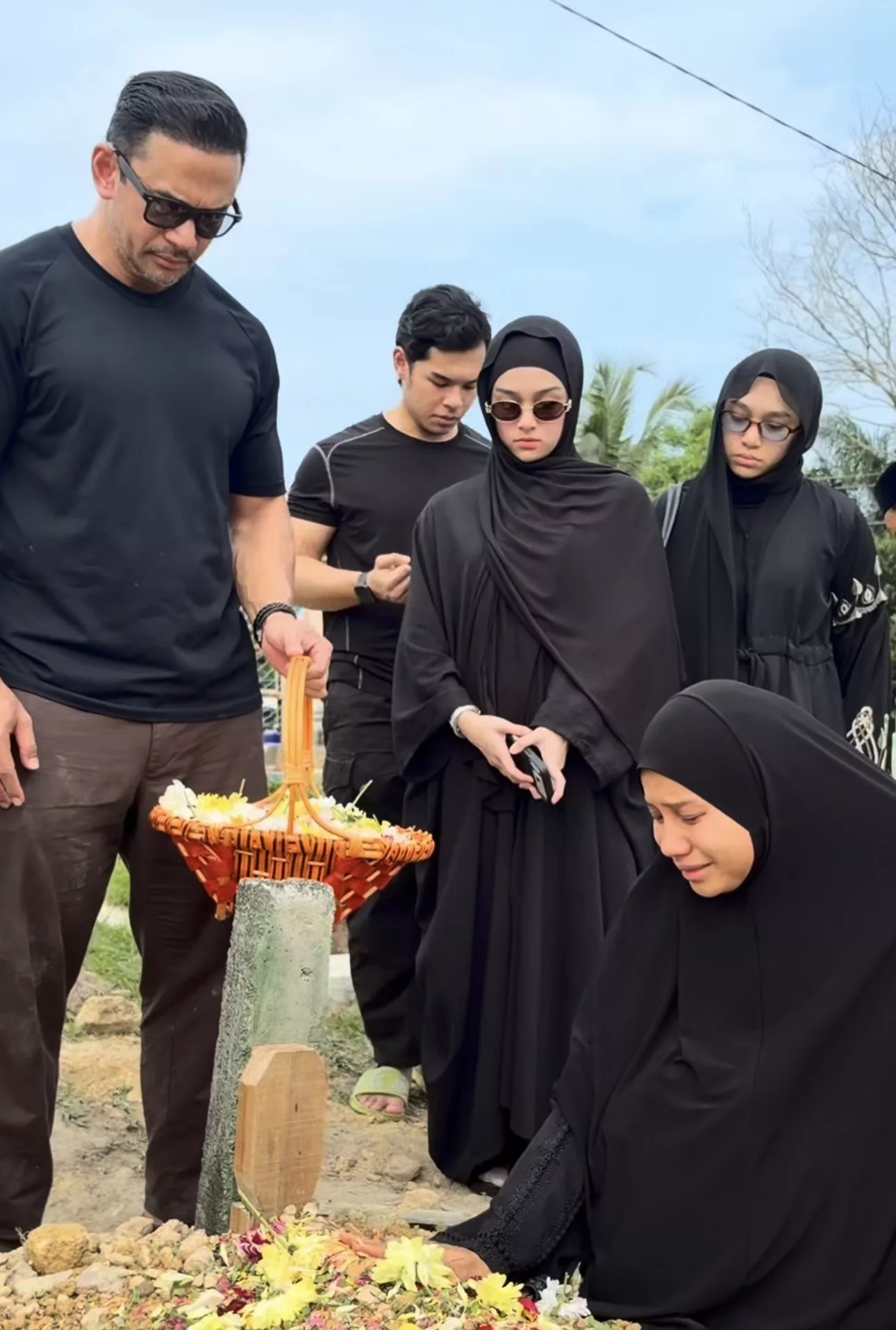 “Salah Seorang Bidadari Mak, Allah Pinjamkan Kepada Saya Sebagai Isteri,” - Nukilan Norman Hakim Buat Arwah Ibu Mentua Bikin Ramai Sebak