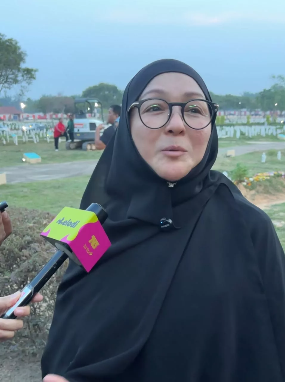 “Dalam Keadaan Sekarang, Saya Rasa Kita Perlu Tahu Batas,” - Ziela Jalil Tegur Sikap Tak Sensitif, Minta Hormat Privasi Keluarga Almarhumah Tun Dr Hasmah 4 “Dalam Keadaan Sekarang, Saya Rasa Kita Perlu Tahu Batas,” - Ziela Jalil Tegur Sikap Tak Sensitif, Minta Hormat Privasi Keluarga Almarhumah Tun Dr Hasmah