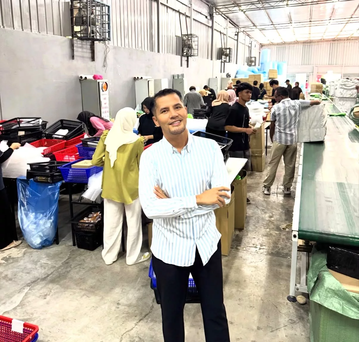 Aliff Syukri Mohon Terus Sokong Bisnes, Boleh Tingkatkan Jualan Demi Sumbangan Zakat - “Bantu Sikit Saya, Jenama Ni Dah Lebih 20 Tahun Di Malaysia.”