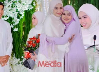 Syed Saddiq Kacak Berjubah Putih & Bawa Sejambak Ros Merah Buat Bella Astillah Di Majlis Khatam Al-Quran, Netizen Teruja Lihat Momen Manis!