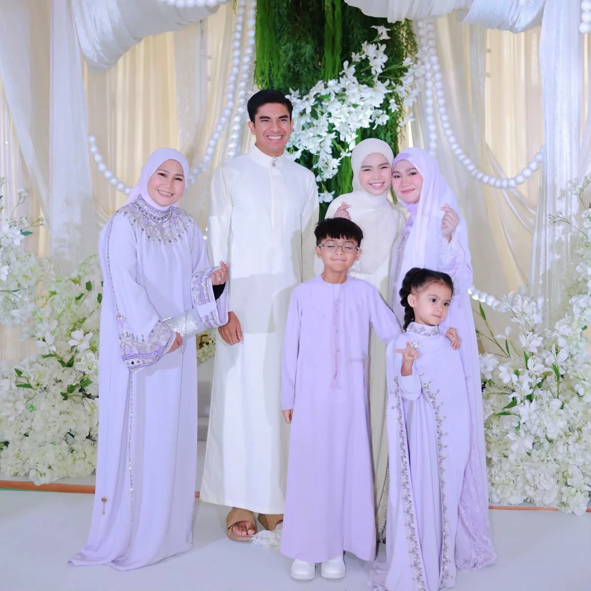 Syed Saddiq Kacak Berjubah Putih & Bawa Sejambak Ros Merah Buat Bella Astillah Di Majlis Khatam Al-Quran, Netizen Teruja Lihat Momen Manis!