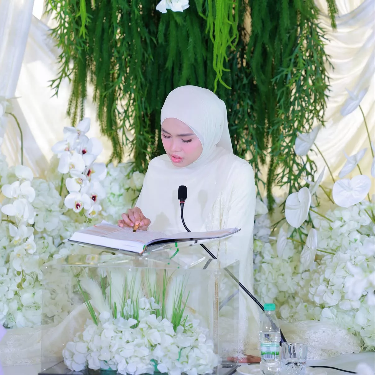 Syed Saddiq Kacak Berjubah Putih & Bawa Sejambak Ros Merah Buat Bella Astillah Di Majlis Khatam Al-Quran, Netizen Teruja Lihat Momen Manis!