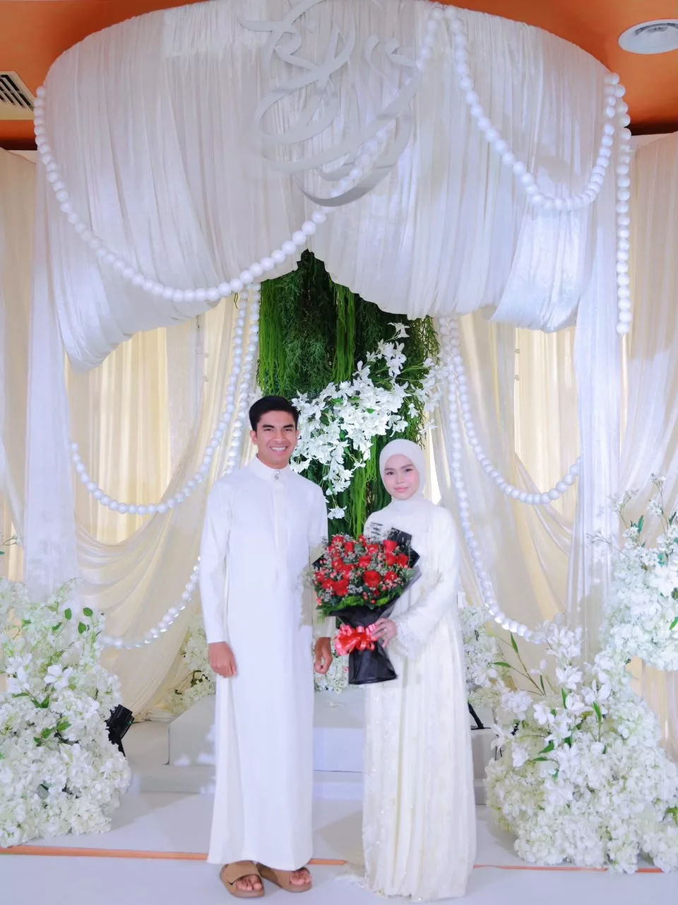 Syed Saddiq Kacak Berjubah Putih & Bawa Sejambak Ros Merah Buat Bella Astillah Di Majlis Khatam Al-Quran, Netizen Teruja Lihat Momen Manis!