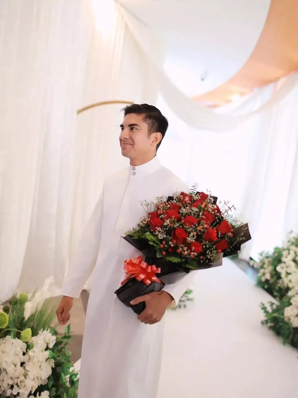 Syed Saddiq Kacak Berjubah Putih & Bawa Sejambak Ros Merah Buat Bella Astillah Di Majlis Khatam Al-Quran, Netizen Teruja Lihat Momen Manis!