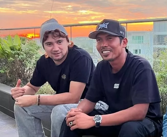 "Biarlah Mereka Berdua Yang Selesaikan Cara Baik. Kita Di Luar Ni, Usah Ditokok Tambah Cerita,” - Fizie Roslan