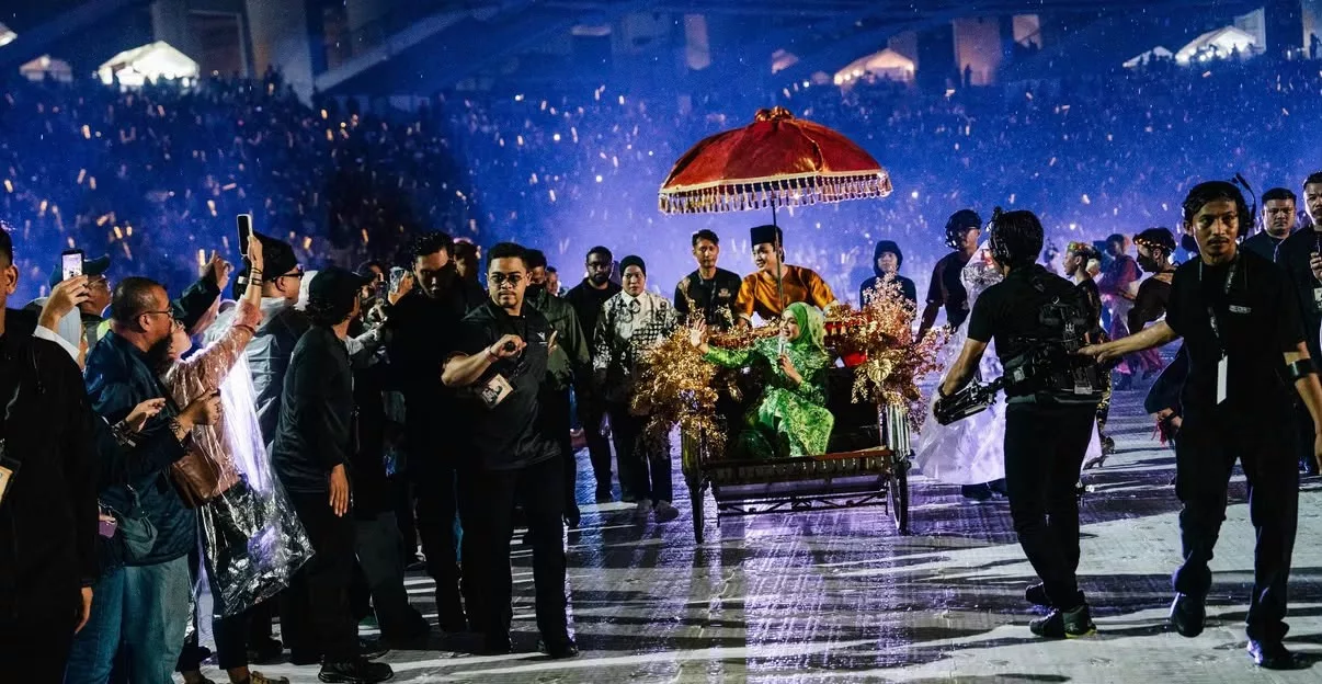 Zarif Ghazzi Kayuh Beca Dinaiki Siti Nurhaliza Di SNBJ, Angggap Pengalaman Cukup Bermakna! “Nanti Boleh Cerita Pada Anak-Anak...” 3 Zarif Ghazzi Kayuh Beca Dinaiki Siti Nurhaliza Di SNBJ, Angggap Pengalaman Cukup Bermakna! “Nanti Boleh Cerita Pada Anak-Anak...”