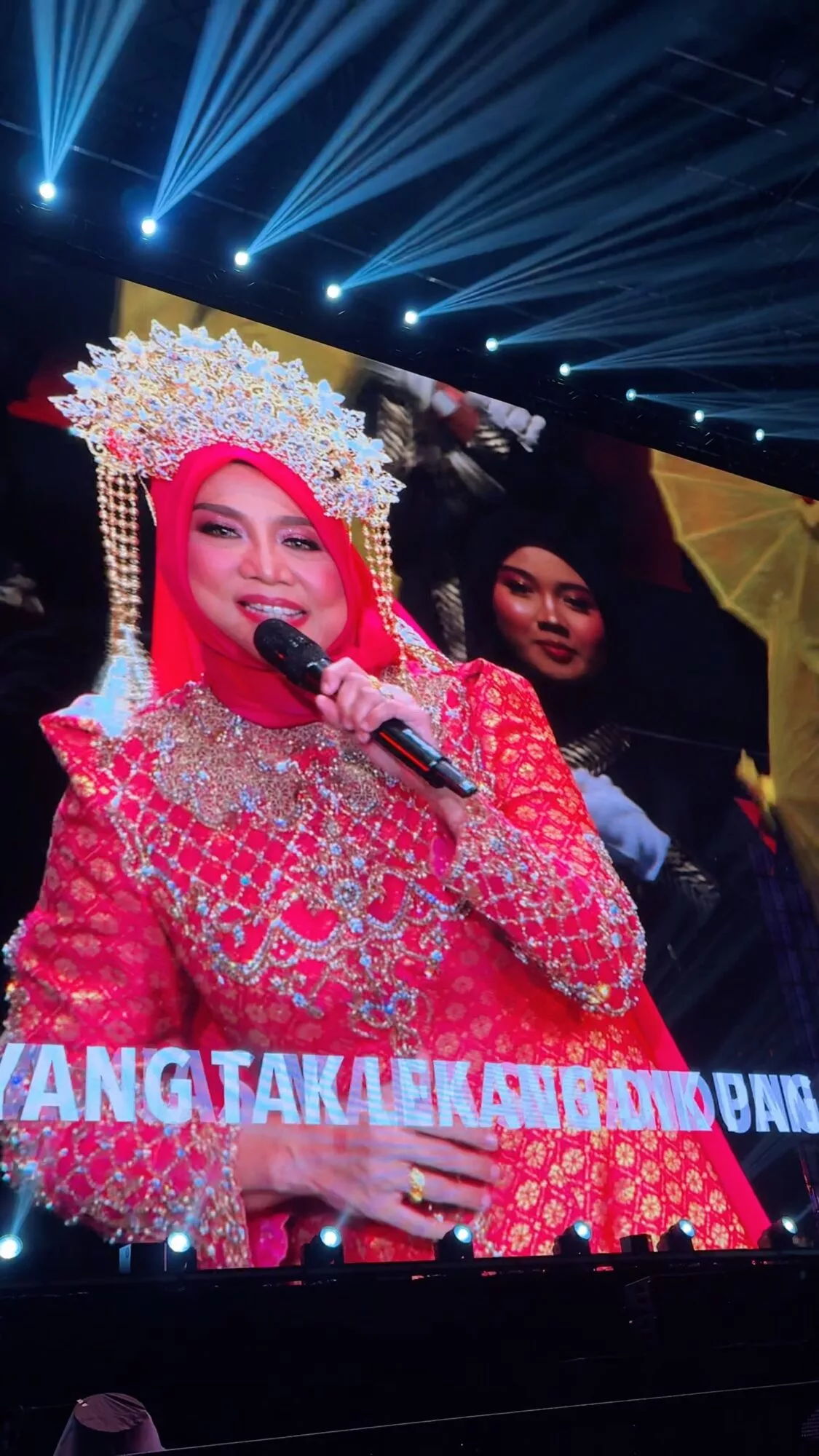 Siti Nurhaliza & Noraniza Idris Kembali Sepentas, Sempat Imbau Memori Atas Pentas Rebana Gergasi ‘SUKOM98’ - “Siti, Jangan Berhenti, Teruskan Legasi Irama Malaysia Kita.” 5 Siti Nurhaliza & Noraniza Idris Kembali Sepentas, Sempat Imbau Memori Atas Pentas Rebana Gergasi ‘SUKOM98’ - “Siti, Jangan Berhenti, Teruskan Legasi Irama Malaysia Kita.”